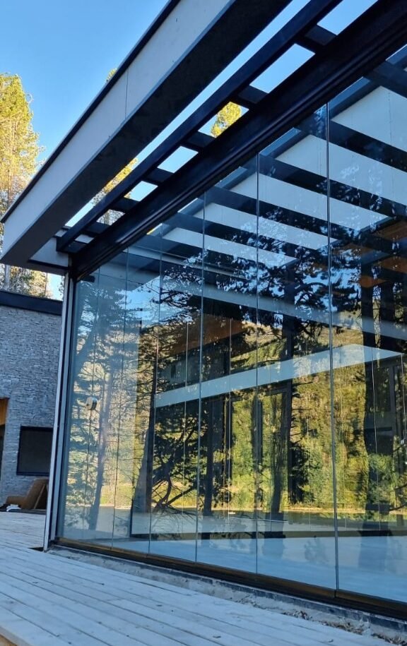 Cortina de cristal corrediza en vidrio templado Blindex - JN Aluminio Neuquén